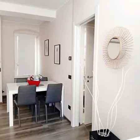 A Few Steps From Como, Beautiful Flat 아파트